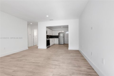 House in North Miami Beach, Florida 2 bedrooms, 156.08 sq.m. № 1994109 - photo 13