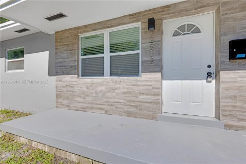 House in North Miami Beach, Florida 2 bedrooms, 156.08 sq.m. № 1994109 - photo 1