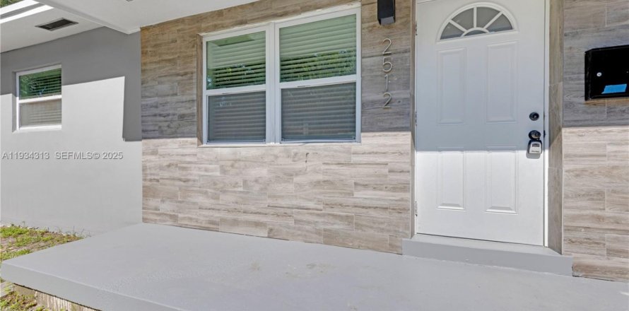 House in North Miami Beach, Florida 2 bedrooms, 156.08 sq.m. № 1994109