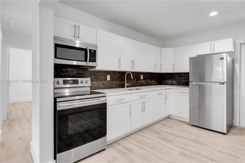House in North Miami Beach, Florida 2 bedrooms, 156.08 sq.m. № 1994109 - photo 4