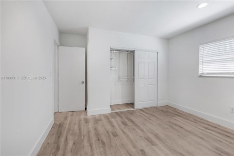 House in North Miami Beach, Florida 2 bedrooms, 156.08 sq.m. № 1994109 - photo 12