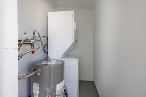 House in North Miami Beach, Florida 2 bedrooms, 156.08 sq.m. № 1994109 - photo 18