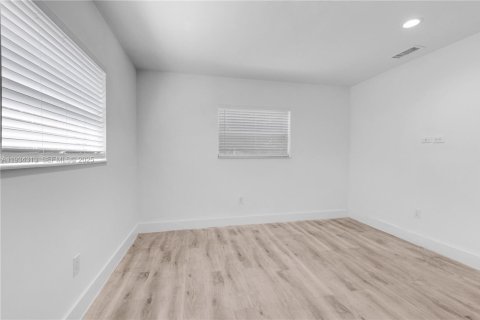 House in North Miami Beach, Florida 2 bedrooms, 156.08 sq.m. № 1994109 - photo 5