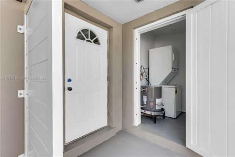 House in North Miami Beach, Florida 2 bedrooms, 156.08 sq.m. № 1994109 - photo 17