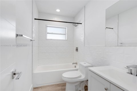 House in North Miami Beach, Florida 2 bedrooms, 156.08 sq.m. № 1994109 - photo 16