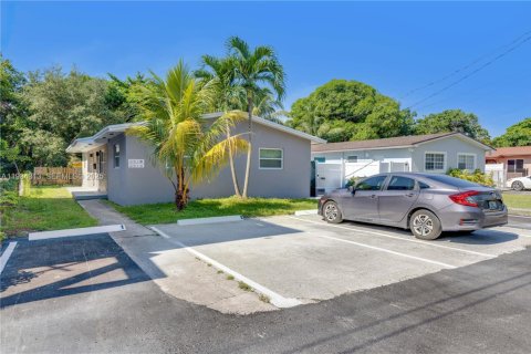 House in North Miami Beach, Florida 2 bedrooms, 156.08 sq.m. № 1994109 - photo 19