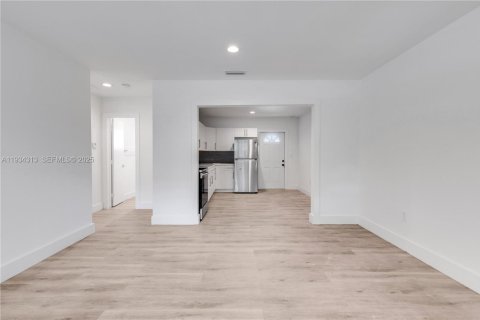 House in North Miami Beach, Florida 2 bedrooms, 156.08 sq.m. № 1994109 - photo 15