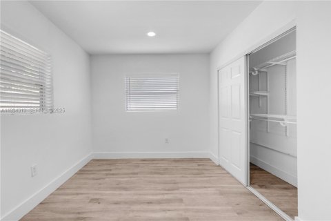 House in North Miami Beach, Florida 2 bedrooms, 156.08 sq.m. № 1994109 - photo 8