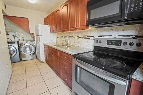 Townhouse in Lauderhill, Florida 2 bedrooms, 94.76 sq.m. № 2032207 - photo 3