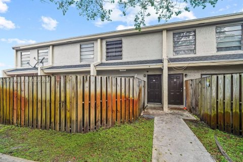 Townhouse in Lauderhill, Florida 2 bedrooms, 94.76 sq.m. № 2032207 - photo 2
