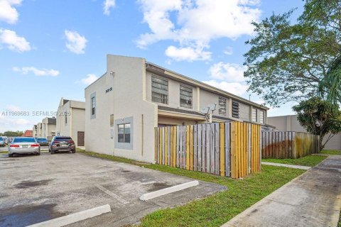Townhouse in Lauderhill, Florida 2 bedrooms, 94.76 sq.m. № 2032207