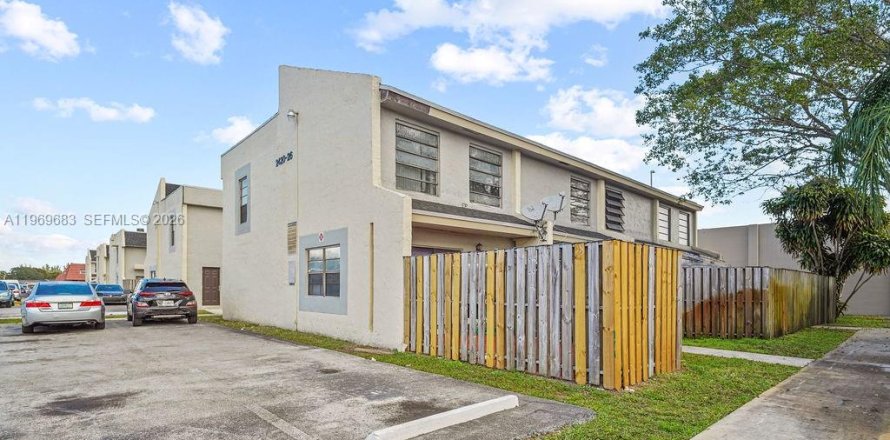 Townhouse in Lauderhill, Florida 2 bedrooms, 94.76 sq.m. № 2032207