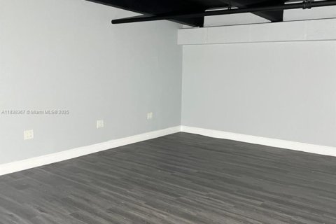 Commercial property in Medley, Florida № 1828341 - photo 10