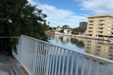 Снять в аренду кондоминиум в Майами-Бич, Флорида 2 спальни, 115.48м2, № 1989628 - фото 4