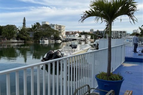 Снять в аренду кондоминиум в Майами-Бич, Флорида 2 спальни, 115.48м2, № 1989628 - фото 2