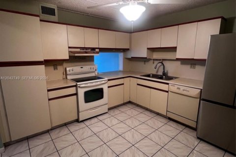 Купить кондоминиум в Тамарак, Флорида 2 спальни, 117.99м2, № 2242226 - фото 5