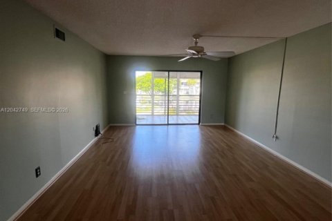 Купить кондоминиум в Тамарак, Флорида 2 спальни, 117.99м2, № 2242226 - фото 4