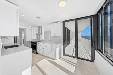 Condominio en alquiler en South Palm Beach, Florida, 2 dormitorios, 131.64 m2 № 2009341 - foto 3