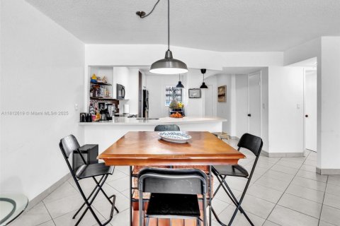 Copropriété à louer à Miami, Floride: 2 chambres, 122.17 m2 № 1942152 - photo 13