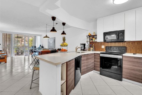 Copropriété à louer à Miami, Floride: 2 chambres, 122.17 m2 № 1942152 - photo 1