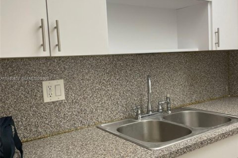 Condo in Miami, Florida, 2 bedrooms  № 1998837 - photo 8