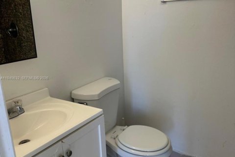 Condo in Miami, Florida, 2 bedrooms  № 1998837 - photo 10