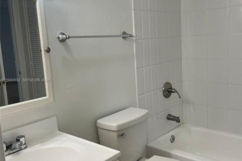 Condo in Miami, Florida, 2 bedrooms  № 1998837 - photo 11