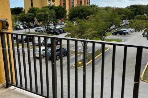 Condo in Miami, Florida, 2 bedrooms  № 1998837 - photo 1