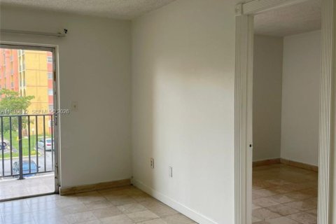 Condo in Miami, Florida, 2 bedrooms  № 1998837 - photo 3