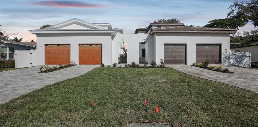 Villa ou maison à Saint Petersburg, Floride 4 chambres, 357.67 m2 № 2266670