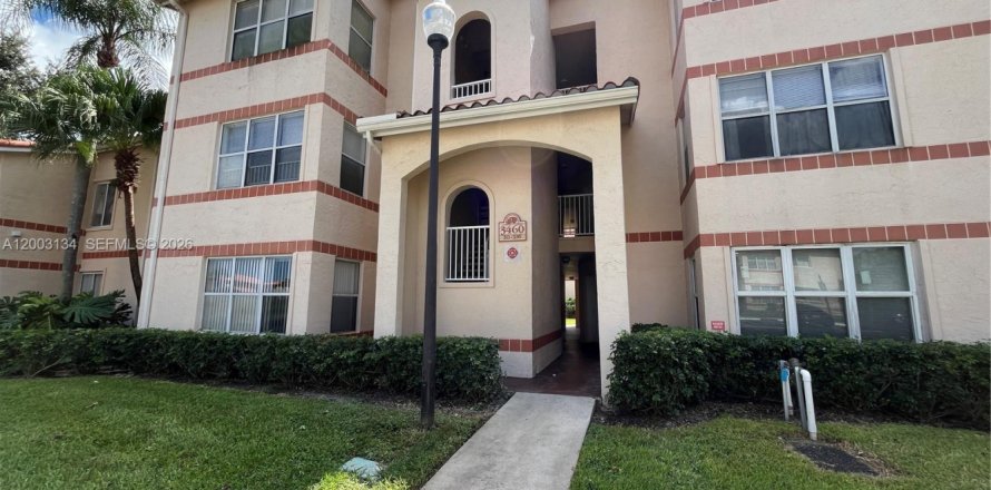 Кондоминиум с 2 спальнями в Маргит, Флорида № 2066255