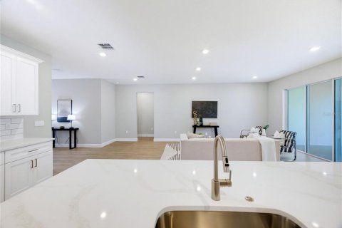 Villa ou maison à vendre à Homosassa, Floride: 4 chambres, 230.21 m2 № 2425560 - photo 12