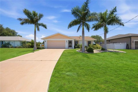 House in Rotonda, Florida 2 bedrooms, 135.08 sq.m. № 2205662