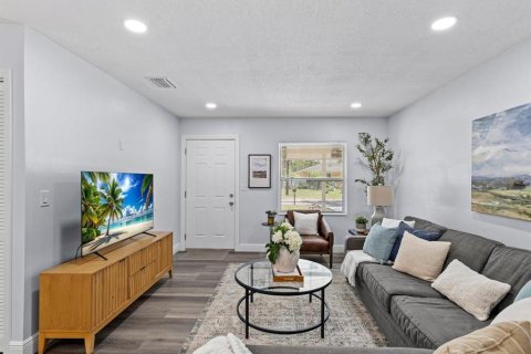 Villa ou maison à louer à Tampa, Floride: 4 chambres, 147.34 m2 № 2388759 - photo 3