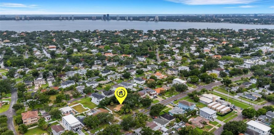 House in Tampa, Florida 2 bedrooms, 125.88 sq.m. № 1820500