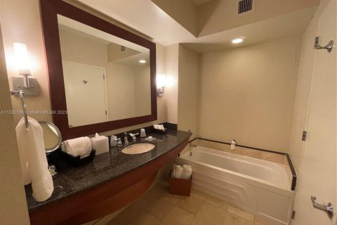 Condo in Sunny Isles Beach, Florida  № 1702838 - photo 10