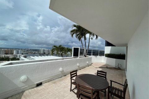 Condo in Sunny Isles Beach, Florida  № 1702838 - photo 4