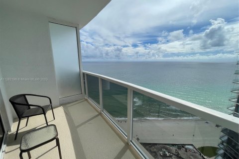 Condo in Sunny Isles Beach, Florida  № 1702838 - photo 8