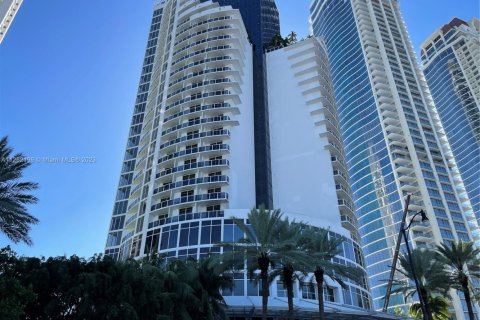 Condo in Sunny Isles Beach, Florida  № 1702838 - photo 1