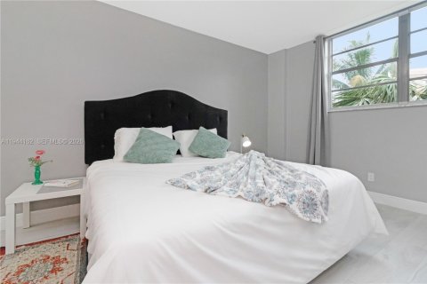 Condo in Sunny Isles Beach, Florida, 2 bedrooms  № 2059979 - photo 8