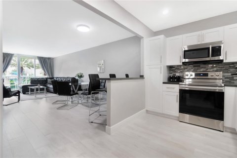 Condo in Sunny Isles Beach, Florida, 2 bedrooms  № 2059979 - photo 15