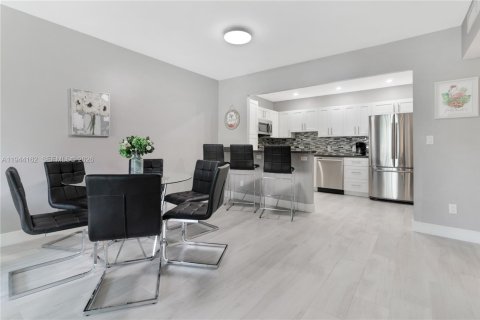 Condo in Sunny Isles Beach, Florida, 2 bedrooms  № 2059979 - photo 17