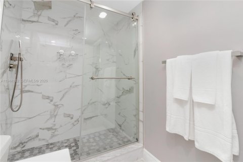 Condo in Sunny Isles Beach, Florida, 2 bedrooms  № 2059979 - photo 23