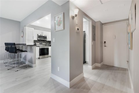 Condo in Sunny Isles Beach, Florida, 2 bedrooms  № 2059979 - photo 5