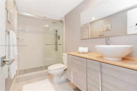 Condo in Sunny Isles Beach, Florida, 2 bedrooms  № 2059979 - photo 13