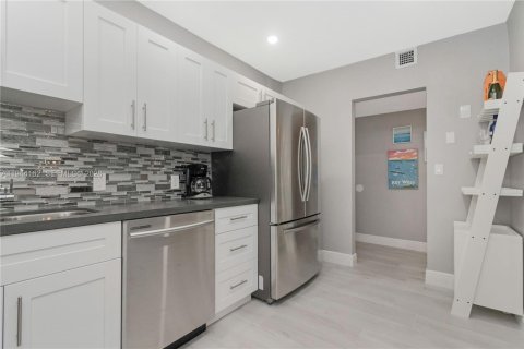 Condo in Sunny Isles Beach, Florida, 2 bedrooms  № 2059979 - photo 27