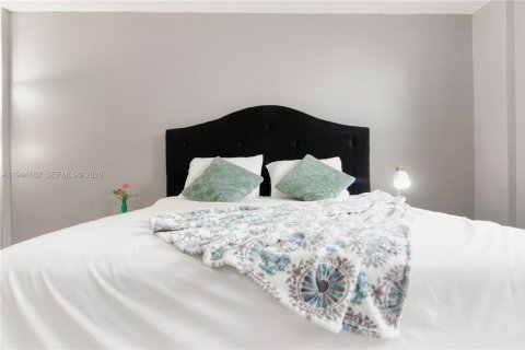 Condo in Sunny Isles Beach, Florida, 2 bedrooms  № 2059979 - photo 21