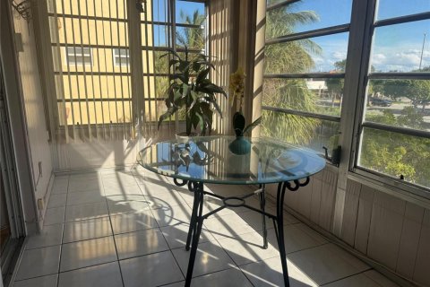 Condominio en venta en Lauderdale Lakes, Florida, 1 dormitorio, 106.09 m2 № 2084488 - foto 12