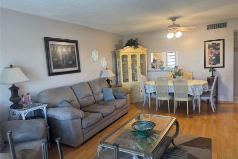 Condominio en Lauderdale Lakes, Florida, 1 dormitorio  № 2084488