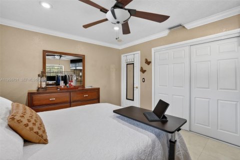 House in Miami, Florida 4 bedrooms, 238.57 sq.m. № 2020056 - photo 21
